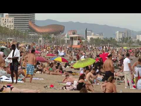 Beaches in Barcelona filled ahead of heatwave