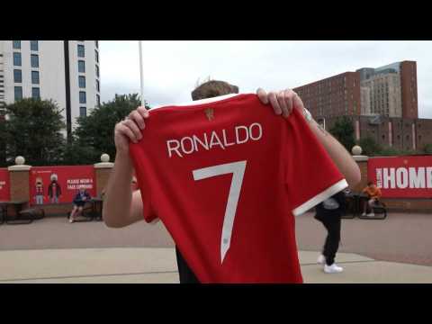 Manchester United fans rush to buy Cristiano Ronaldo shirts