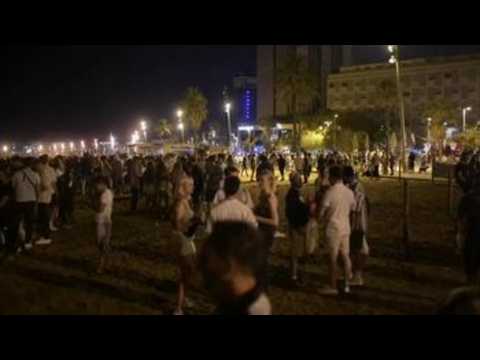 Police evacuate the beaches of Barcelona to avoid night crowds