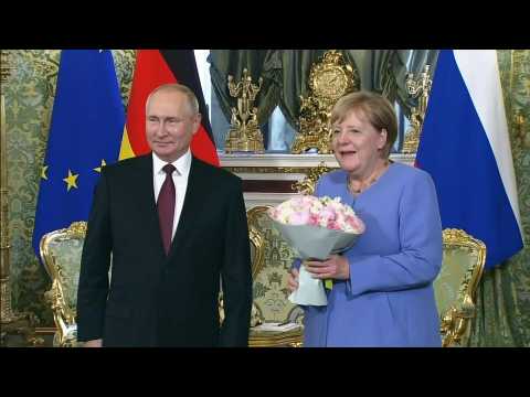 Russian President Vladimir Putin meets German Chancellor Merkel