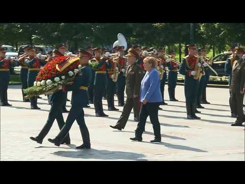 Germany's Angela Merkel attends wreath laying ceremony in Moscow