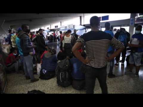 Hundreds of Haitians leave Cali on a humanitarian route