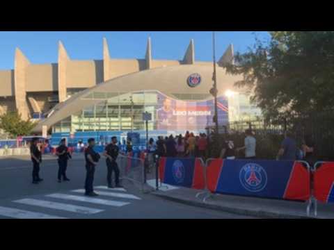 The Parc des Princes stadium goes crazy with Messi