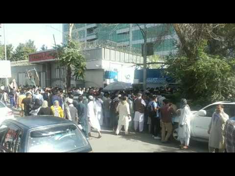 Huge queues oustide Kabul banks to withdraw money as Taliban advance