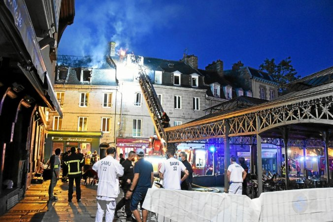 Un homme trouve la mort dans l’incendie d’un immeuble dans le vieux Saint-Brieuc (Le Télégramme)