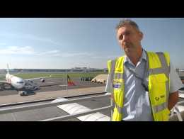 Le Bebe Nu Sur La Pochette De Nervermind De Nirvana Porte Plainte Pour Pedoographie