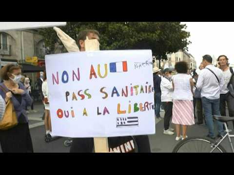 In Nantes, anti-health pass protesters shout "freedom!"