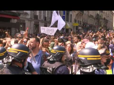 Paris: demonstrators march against 'health pass'