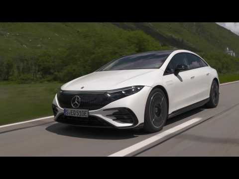 The new Mercedes-Benz EQS 580 4MATIC in Diamond white Driving Video