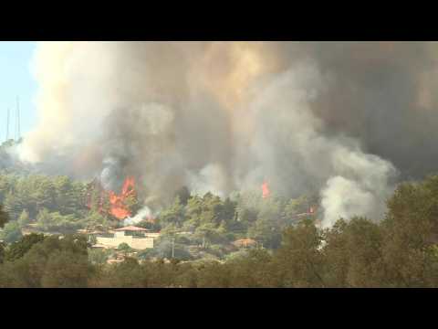 Turkey battles to extinguish wildfires in resort town