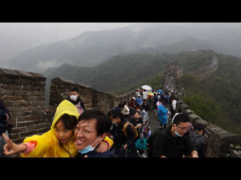 Hundreds visit Great wall during Golden Week in China