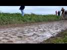 Paris - Roubaix 2021: les coureurs passent sur le secteur de Mons-en-Pévèle