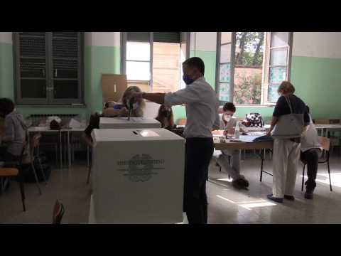 Italians continue to vote in the country's local elections