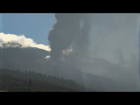 Volcanic eruption causes a dense cloud in the Aridane valley of La Palma