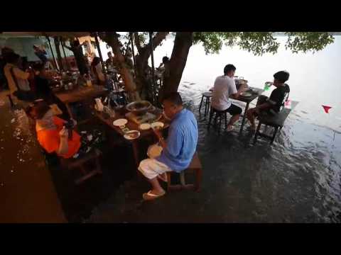 Restaurant in Thailand continues to operate despite floods