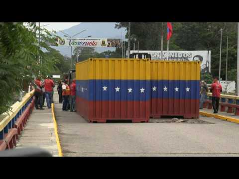 Venezuela removes container from border bridge with Colombia