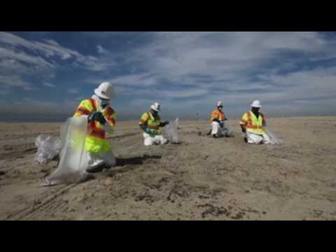 Some 900 people continue with California oil spill cleanup
