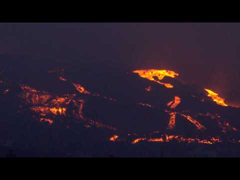 Lava advances in La Palma while air quality worsens