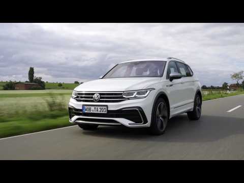 The new Volkswagen Tiguan Allspace R-Line in Oryx White Driving Video