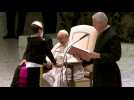 Vatican: un petit garçon charme le pape François