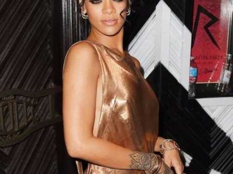 VIDEO : PHOTOS : Vue plongeante sur son popotin, Rihanna ose la robe maxi décolletée dans le dos !