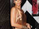 PHOTOS : Vue plongeante sur son popotin, Rihanna ose la robe maxi décolletée dans le dos !