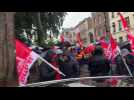 Cambrai : Une centaine de personnes manifestent devant la sous-préfecture