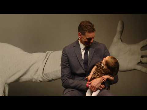 Pau Gasol says goodbye with his daughter