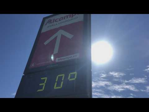 Visitors enjoy summerlike temperatures in Seville