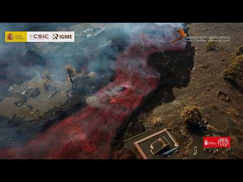 Lava flow drags down big rocks in La Palma