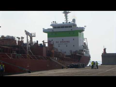 La Palma recieves a cargo ship to provide clean water to affected areas