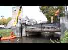Installation du batardeau anti crue sur le canal de la Houille à Givet