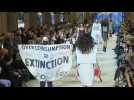 Incursion de militants pour le climat au défilé Louis Vuitton à Paris