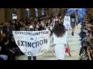 Des militants pour le climat s'invitent au défilé Louis Vuitton à Paris