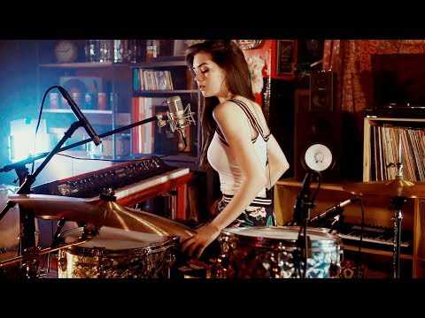 Foo Fighters Meets 70's Bobby Caldwell - Live Looping Mashup by Elise Trouw