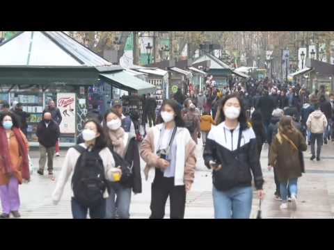 Spain: People go about Christmas Eve with new outdoor mask wearing requirement in effect