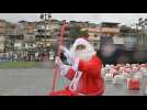 Brésil: le Père Noël livre des colis alimentaires dans une favela de Rio