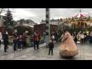 VIDÉO. Monsieur Culbuto amuse les passants au marché de Noël