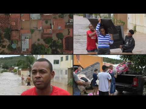 Brazil: flooded streets, people remove belongings from their homes