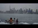 Une baignade dans les eaux glacées du Lac Ontario à Toronto