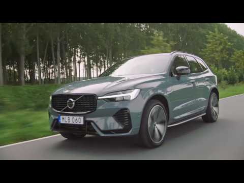 2022 Volvo XC60 Driving Video in Grey
