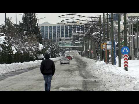 Heavy snow disrupts city life in Athens