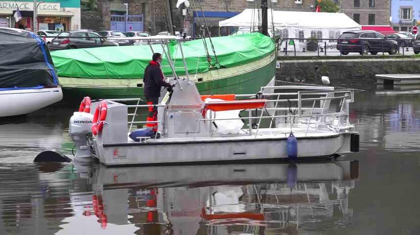 Thumbnail Un bateau dépollue les ports des Côtes d'Armor