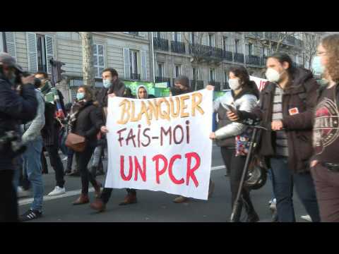 Teachers walk out in Paris over Covid confusion