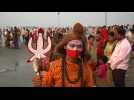 Inde: des hindous se réunissent par milliers au bord du Gange, défiant le Covid