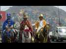 Pérou: des policiers paradent dans Lima déguisés en Rois Mages