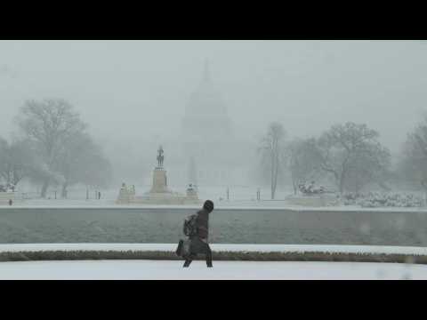 Snow blankets Capitol as winter storm batters eastern US