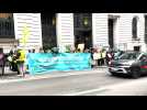 « Arrêtez de nous enfumer » : des manifestants devant le cabinet du Ministre Van Peteghem pour une transition écologique plus juste