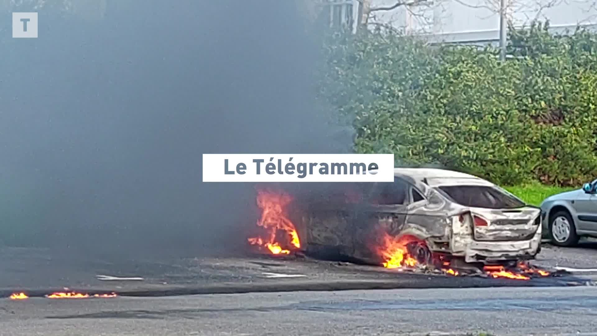 Une voiture en feu dans le quartier de Pontanézen, à Brest (Le Télégramme)