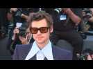 Mostra de Venise: la mégastar de la pop Harry Styles enflamme le tapis rouge